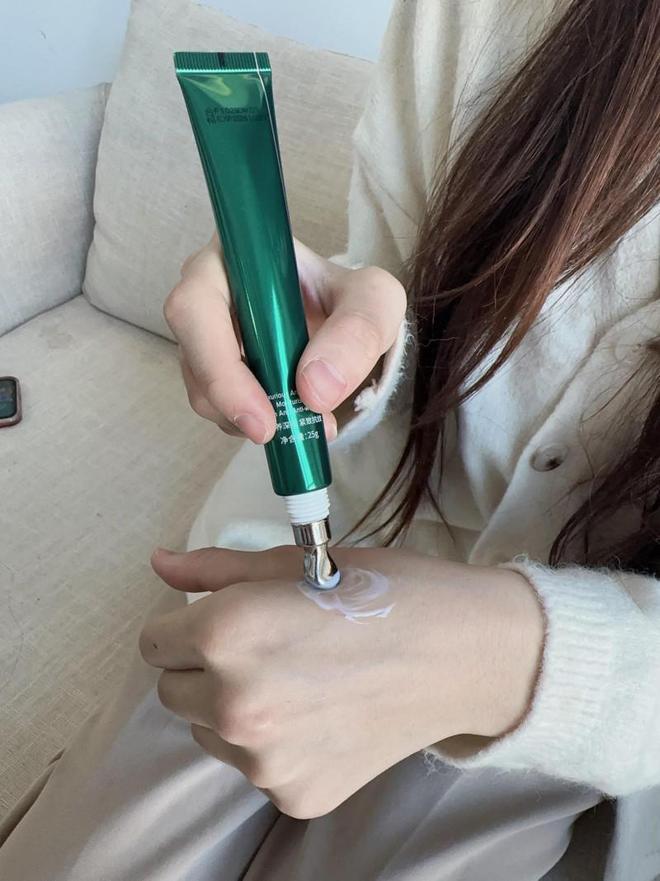 初源漾小绿管眼霜一支扫平眼周皱纹OG真人平台眼部护理的最佳辅助！(图7)