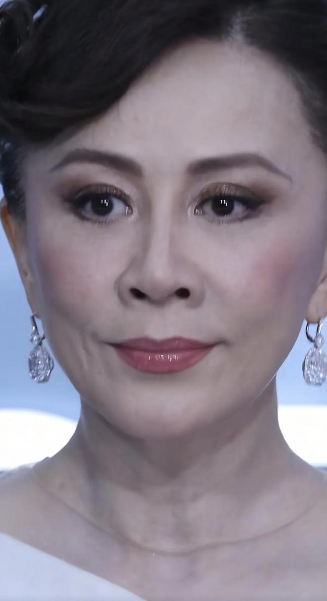 光脸上卡粉脖颈纹多后背穿网纱服显白OG真人游戏刘嘉玲澳门活动怼脸拍曝(图7)