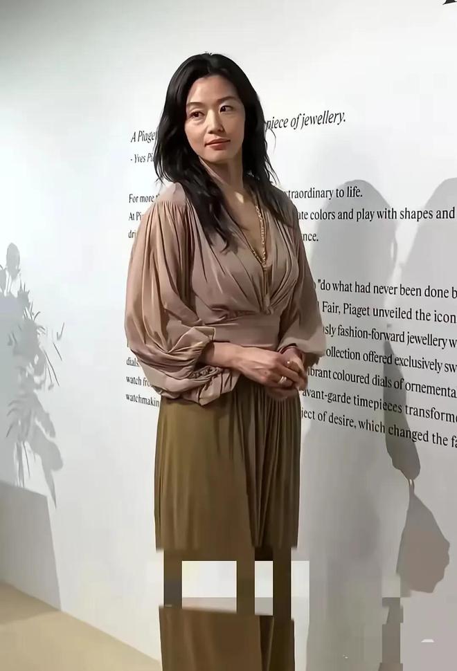 皱纹明显有下垂有发腮女神有年龄感了OG真人偶遇44岁全智贤真实容颜(图5)